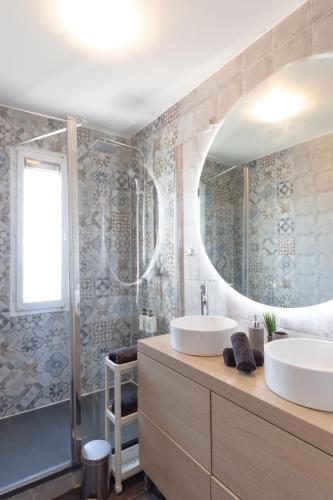 une salle de bain avec deux lavabos et une douche dans l'établissement Spacious 2BR Flat near CDG airport, au Blanc-Mesnil