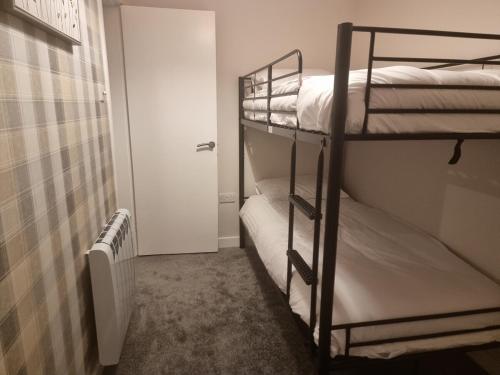 a room with two bunk beds and a radiator at Cozy Nook in Gristhorpe