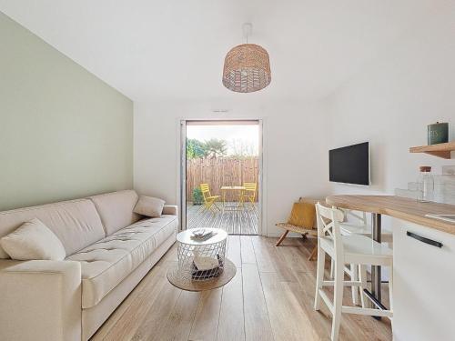 un salon avec un canapé et une table dans l'établissement Charmant studio Bernerie-en-Retz, à La Bernerie-en-Retz