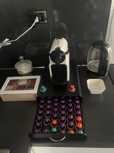 a table with a box of cupcakes and a blender at Amsterdam Countryside met Airco ,Geweldig uitzicht, luxe keuken,wasmachine,droger,gratis fietsen in Den Ilp