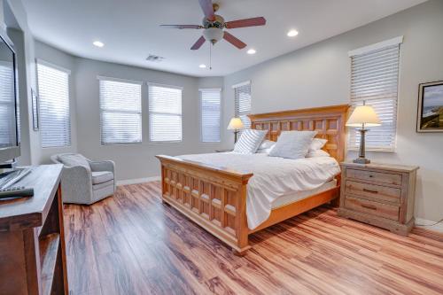 une chambre avec un lit et un ventilateur de plafond dans l'établissement Glendale Home Near Westgate Entertainment District, à Glendale
