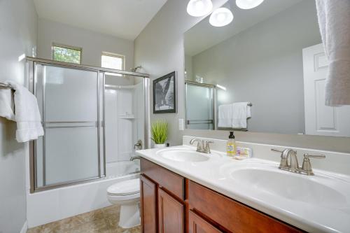 une salle de bain avec un lavabo, une douche et des toilettes dans l'établissement Glendale Home Near Westgate Entertainment District, à Glendale