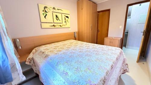 Giường trong phòng chung tại Rio Quente - Thermas Paradise Apto 1 QTO