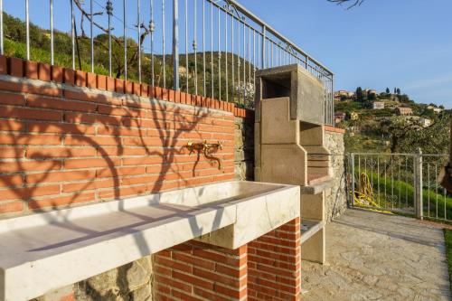 a concrete bench on a brick wall with a fence at Stella di mare - appartamenti vista incantevole su Moneglia in Moneglia