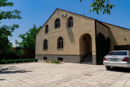 a building with a car parked in front of it at Villa Musaler in Musalerr
