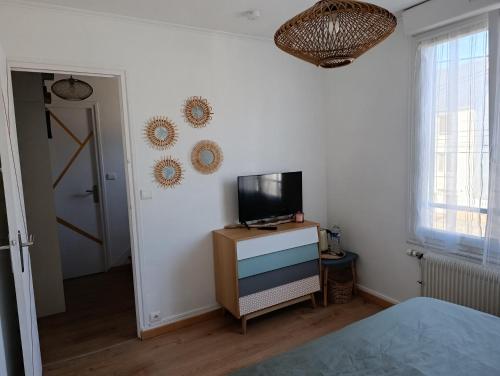 - une chambre dotée d'une télévision murale dans l'établissement Chambre privée sur Concarneau, à Concarneau