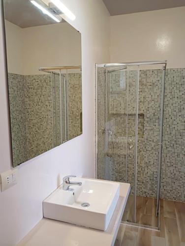 un bagno bianco con lavandino e doccia di Onda do Mar a Sal Rei