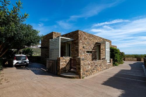 a brick house with a car parked in front of it at Ondalina in Kardiani