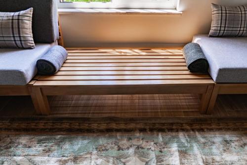 a wooden bench sitting in a room with a window at Villa Musaler in Musalerr