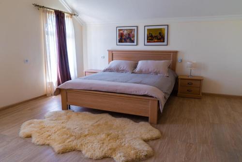 a bedroom with a large bed and a rug at Villa Musaler in Musalerr