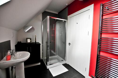 uma casa de banho com um chuveiro e um lavatório. em Beinn Edra House B&B em Staffin