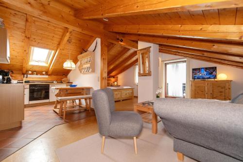 Una cocina y una sala de estar con un sofá y una mesa. en Gästehaus Weißenbacher-Ferienwohnungen, en Marquartstein