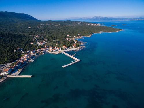 an island in the middle of a body of water at Apartman Drače in Drače