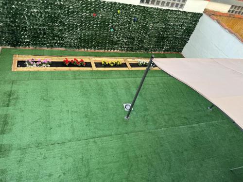 a miniature golf club on a green field at Oak Home - Oakplaces in León