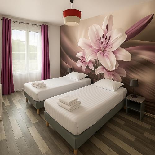 - 2 lits dans une chambre ornée d'une fresque florale dans l'établissement Appart du cirque centre historique, à Troyes