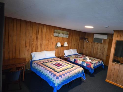 Postel nebo postele na pokoji v ubytování Russell's Motel