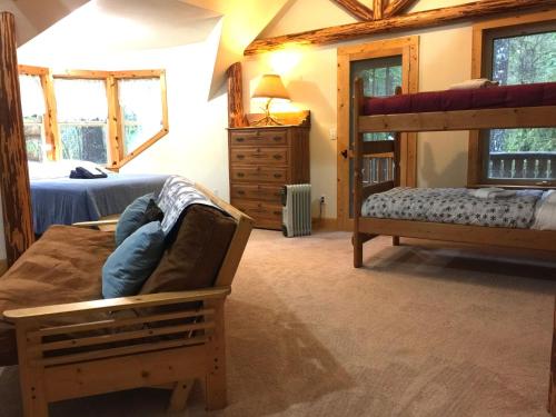 Istumisnurk majutusasutuses Snowline Cabin 25 A country-style pet friendly cabin with hot tub and wifi