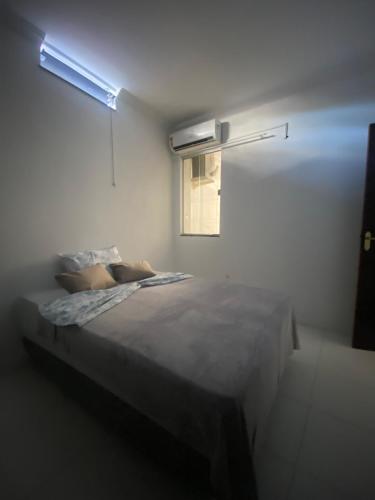 a bedroom with a bed and a window at Apartamento em Alagoinhas in Alagoinhas