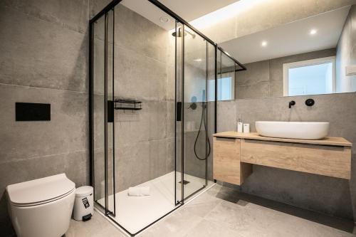 Koupelna v ubytování Elegant Waterfront Condo in Fuseta