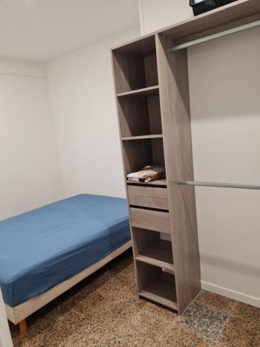 - une chambre avec des lits superposés et un placard dans l'établissement Appartement L'almannare, à Hyères