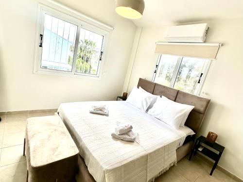 Ένα ή περισσότερα κρεβάτια σε δωμάτιο στο Dream Tropicana Villa - Ayia Napa