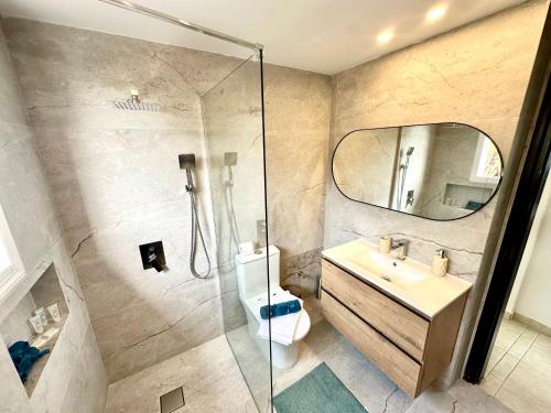 Ένα μπάνιο στο Dream Tropicana Villa - Ayia Napa