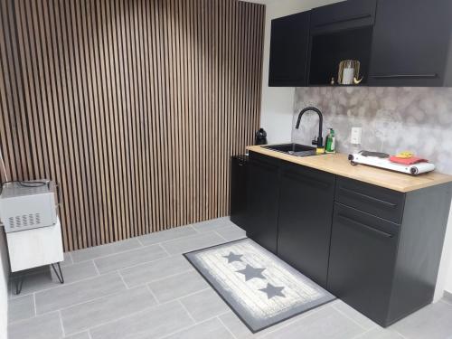 a kitchen with a sink and a counter top at Jasmins Airbnb in Einigen