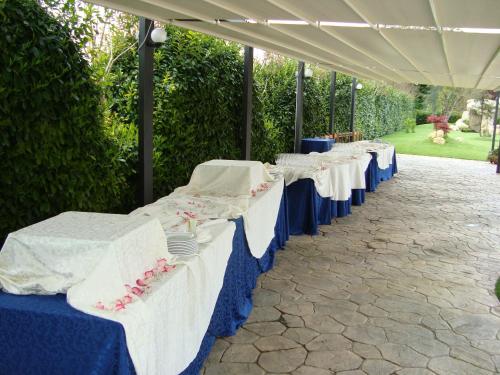 a row of tables sitting under a marquee at Hotel Le Ginestre in Roccacasale