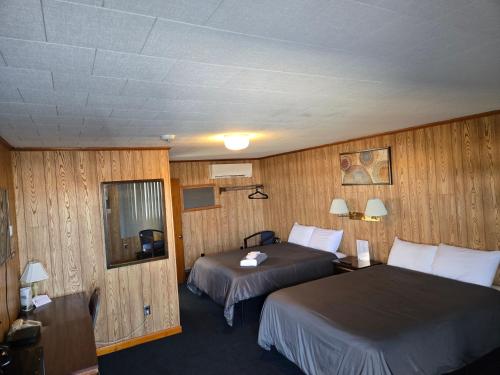Postel nebo postele na pokoji v ubytování Russell's Motel