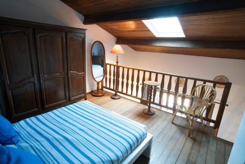 - une chambre avec un lit et une chaise sur un balcon dans l'établissement T2 Giens-les-Plages, à Hyères