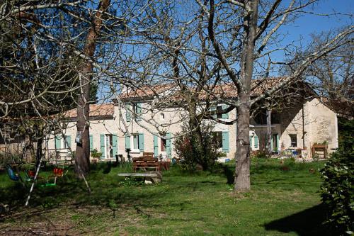 Κήπος έξω από το La Dorépontaise YOURTE MONGOLE