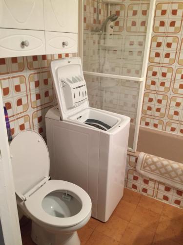 une petite salle de bain avec toilettes et douche dans l'établissement Grand studio mer piscine, à Bandol