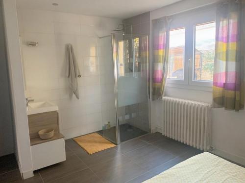 une salle de bain avec douche et lavabo dans l'établissement South of France Villa Family Home, à Vendargues