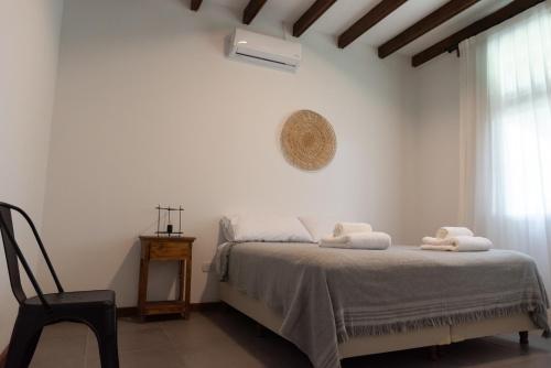 a bedroom with a bed with two towels on it at La Toldería - Casas de Campo in Trenque Lauquen