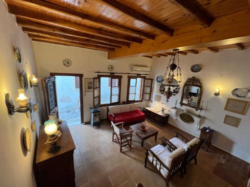 Postel nebo postele na pokoji v ubytování Skopelos Vintage House close proximity to water's edge