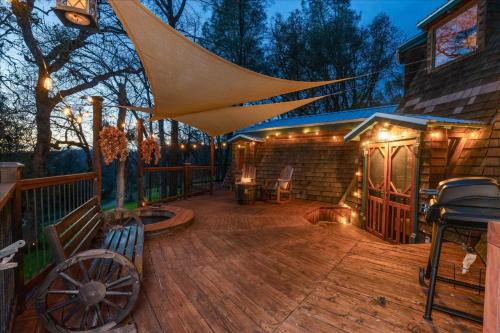Fotografie z fotogalerie ubytování New Listing- Hobbit House @ Yosemite w/spa/firepit/unique v destinaci Coarsegold