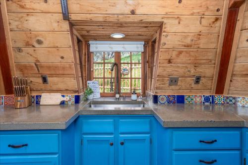 Fotografie z fotogalerie ubytování New Listing- Hobbit House @ Yosemite w/spa/firepit/unique v destinaci Coarsegold