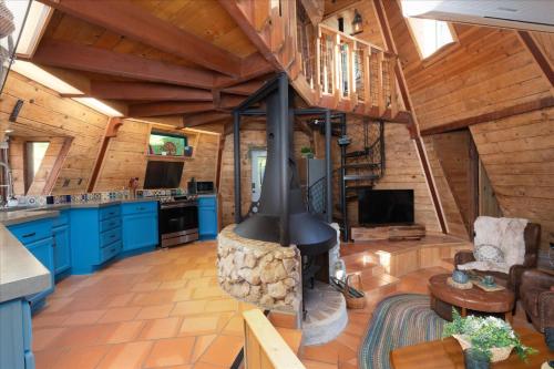 Posezení v ubytování New Listing- Hobbit House @ Yosemite w/spa/firepit/unique