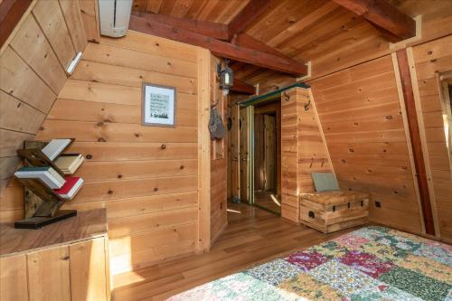 Postel nebo postele na pokoji v ubytování New Listing- Hobbit House @ Yosemite w/spa/firepit/unique