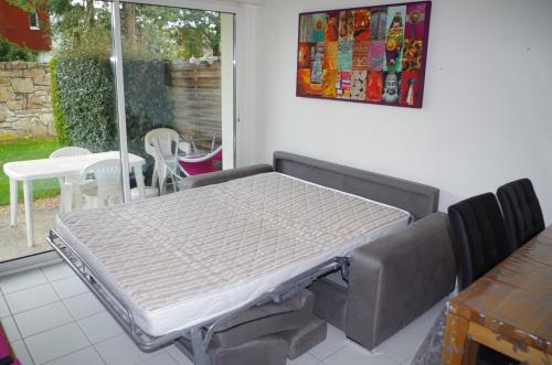 - un matelas dans une chambre avec une table dans l'établissement Quiet with garden, for 1 to 4, à Vannes