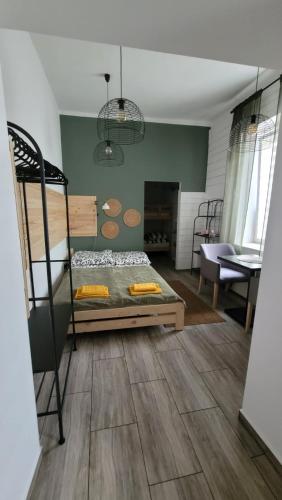 ルブリンにあるPokoje Hotelowe Centrum Lublinの部屋にベッドと椅子がある寝室