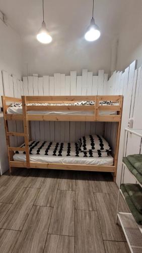 ルブリンにあるPokoje Hotelowe Centrum Lublinの部屋に二段ベッドが2組ある