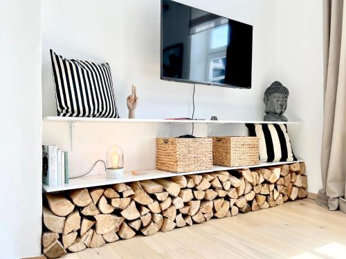 a shelf made out of logs in a living room at Neu MAKERS and ROOMS APARTMENTS Rosental am Schlosspark Detmold in Detmold