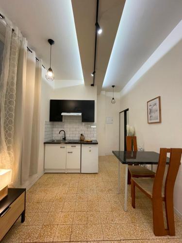 une cuisine avec une table et une salle à manger dans l'établissement Studio Nîmes, 6 rue Nationale, à Nîmes