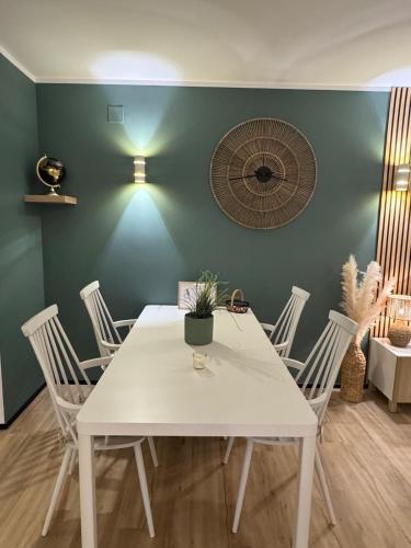 a dining room with a white table and chairs at Marina View Empuriabrava - Appartement sud-ouest au canal avec terrasse in Empuriabrava