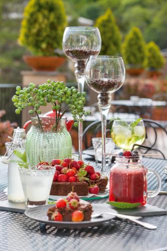 a table with glasses of wine and a plate of fruit at Hotel-Balneari Sant Vicenç in El Pont de Bar