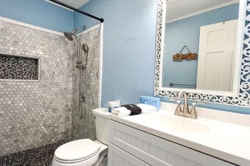 Un baño de Golf Cart Private pool Bay and Beach Access Pet Friendly