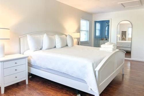 Cama o camas de una habitación en Golf Cart Private pool Bay and Beach Access Pet Friendly