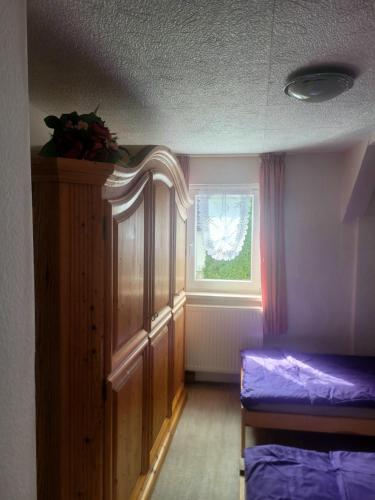 a small room with two beds and a window at Sirisferienhaus in Kurort Steinbach-Hallenberg