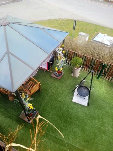 an overhead view of a patio with an umbrella at Sirisferienhaus in Kurort Steinbach-Hallenberg